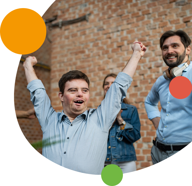 Joven con Sindrome de Down alegre y con los brazos extendidos