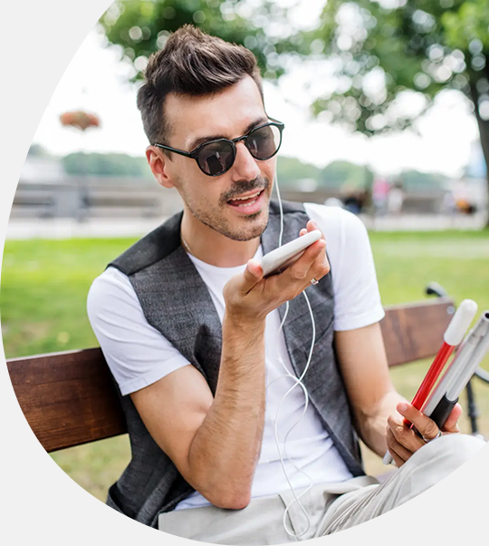 Distintas personas dentro de circulos disfrutando al aire libre